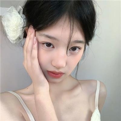 在角落，主教身边
